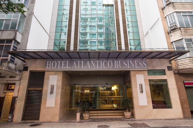 Hotel Atlantico Business Centro Rio de Janeiro Luaran gambar The photo shows the exterior of a hotel building with the name "Hotel Atlantico Business" prominently displayed above the entrance. The building features a modern architectural style, with a glass facade and a combination of stone and glass elements.